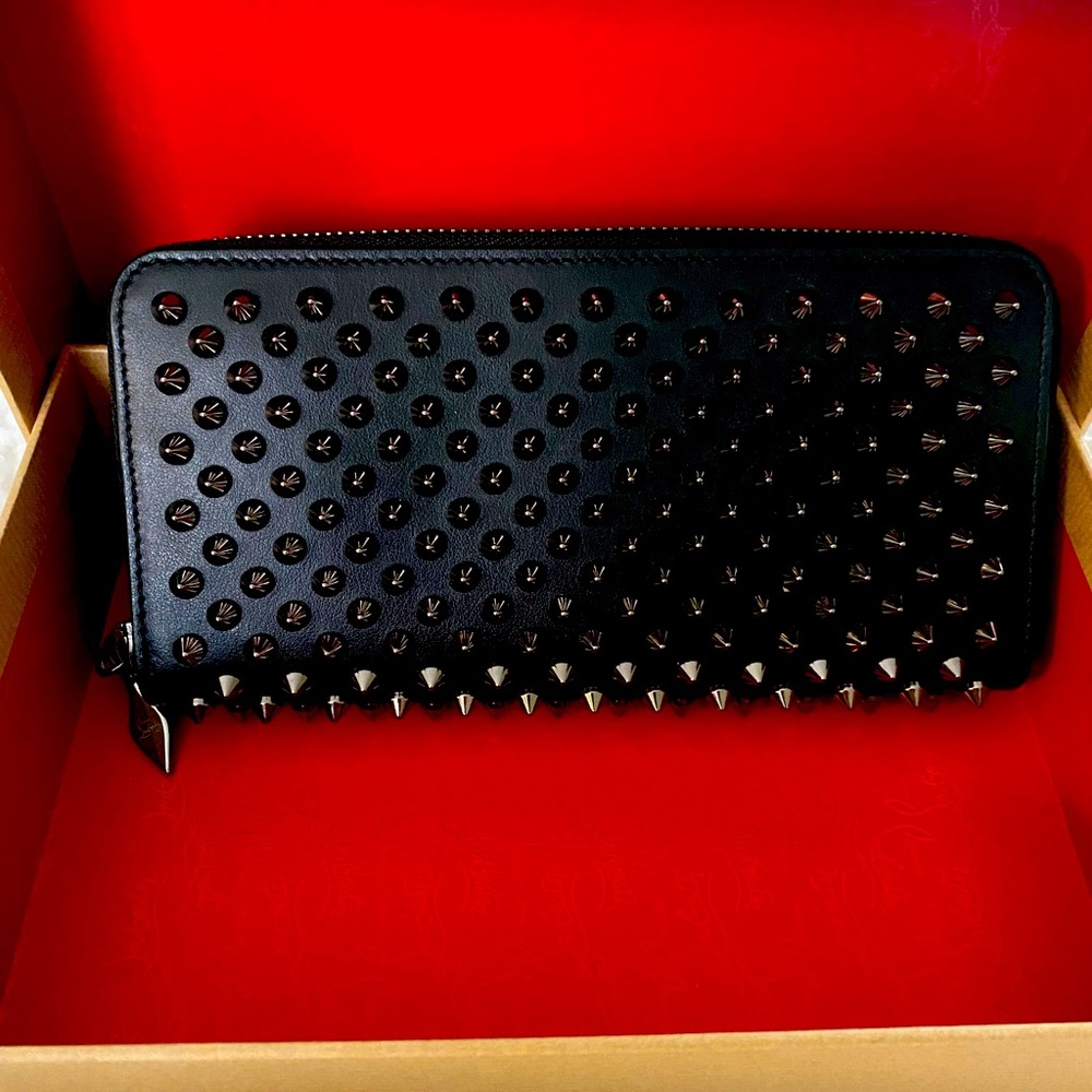 Authentic CHRISTIAN LOUBOUTIN 1165065 Panettone spike studs Zip Around L…